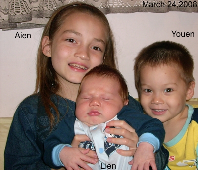 Picture of Bai Aien (8), Bai Youen (2.5) and Bai Lien (1 month)